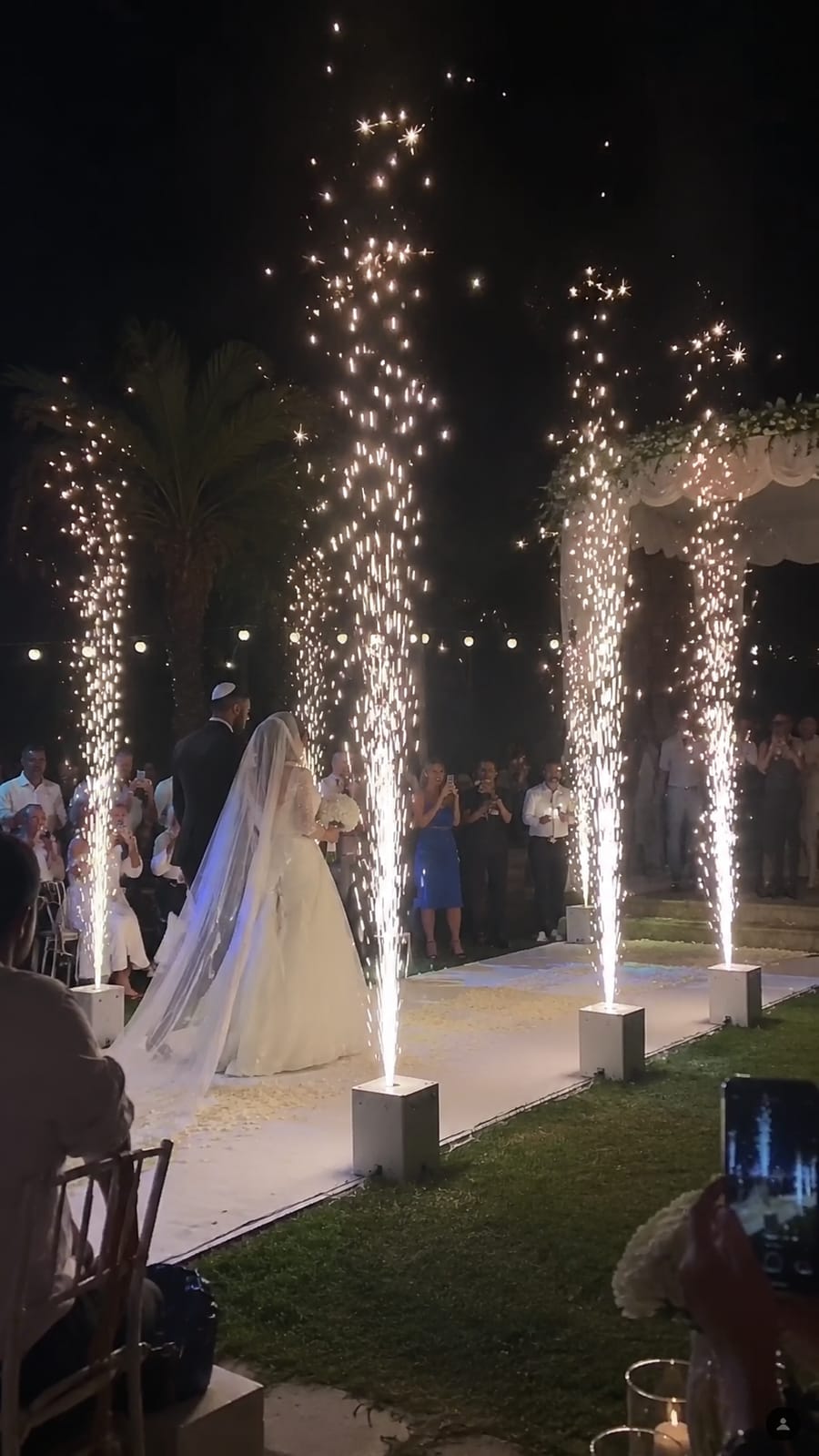 זוג בכניסה לחופה עם זיקוקים קרים באירוע